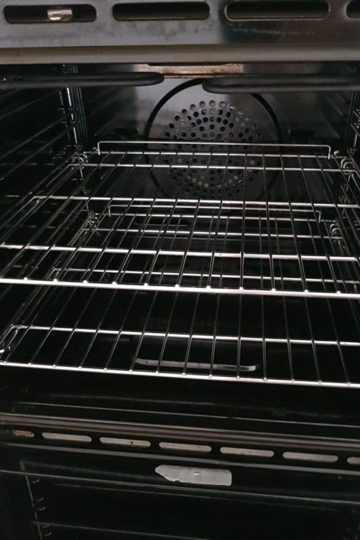 Australian mother's 60-second hack for perfectly clean oven racks