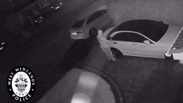 Roving auto burglars caught on cameras Roving auto burglars caught on cameras 