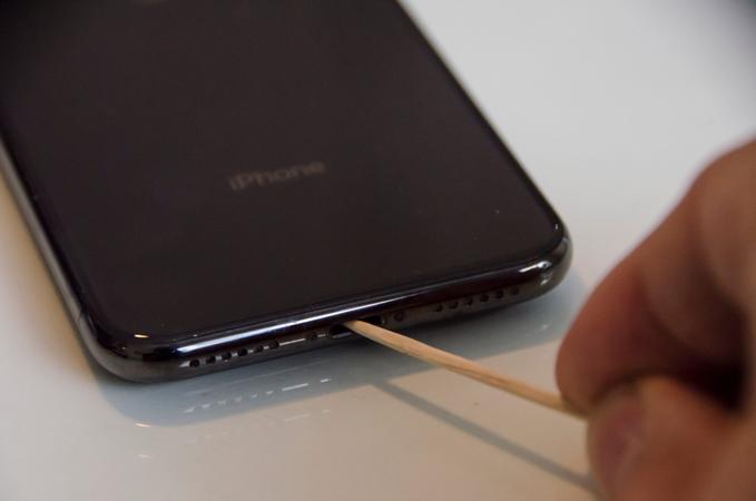 How to Clean Your iPhone’s Charging Port 