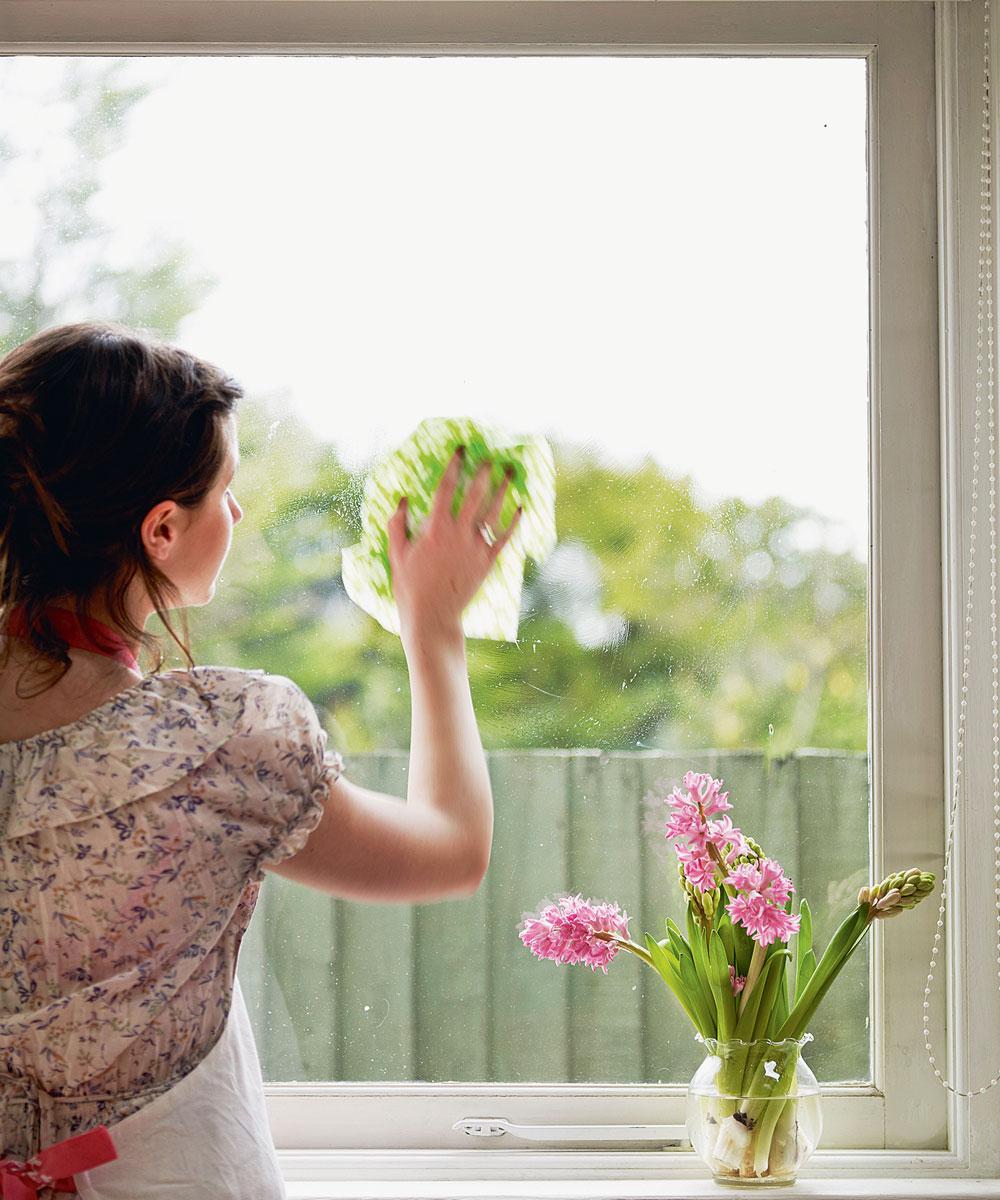 How to clean windows – tips for getting streak-free sparkling windows inside and out