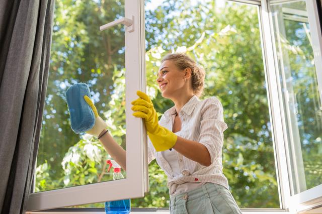 How to clean windows – tips for getting streak-free sparkling windows inside and out 