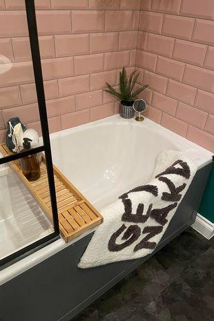 Mum and daughter transform bathroom into stunning space for £600