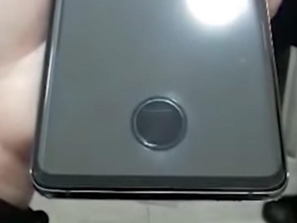 Galaxy S10+ handled on video, the screen protector has a hole for the FP reader 