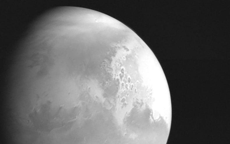 A new video of Tianwen-1 flying above Mars is pretty epic 