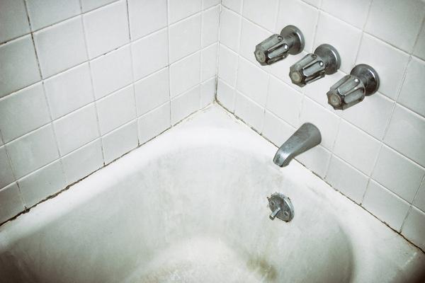 How to Clean Mould From Tub, Tile, and Grout Corners With Just Toilet Paper 