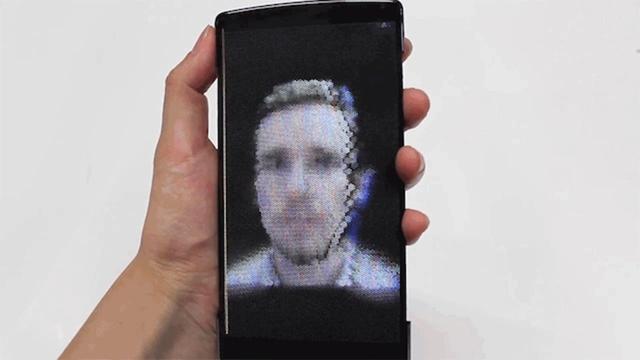 これが未来のスマホ？ 3Dメガネいらずのホログラムスクリーン