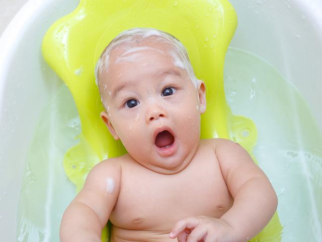 What to Do When a Child Poops or Pees in the Tub