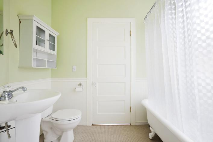 These 6 cleaning tips will give you a professional clean in the bathroom without the cost 