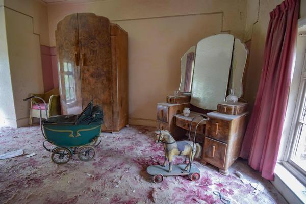 Inside eerie 'time-capsule' antique home which was abandoned decades ago 