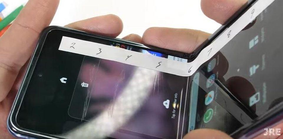 サムスンの縦折りスマホ「Galaxy Z Flip」を試す--ガラス画面やヒンジの印象は 