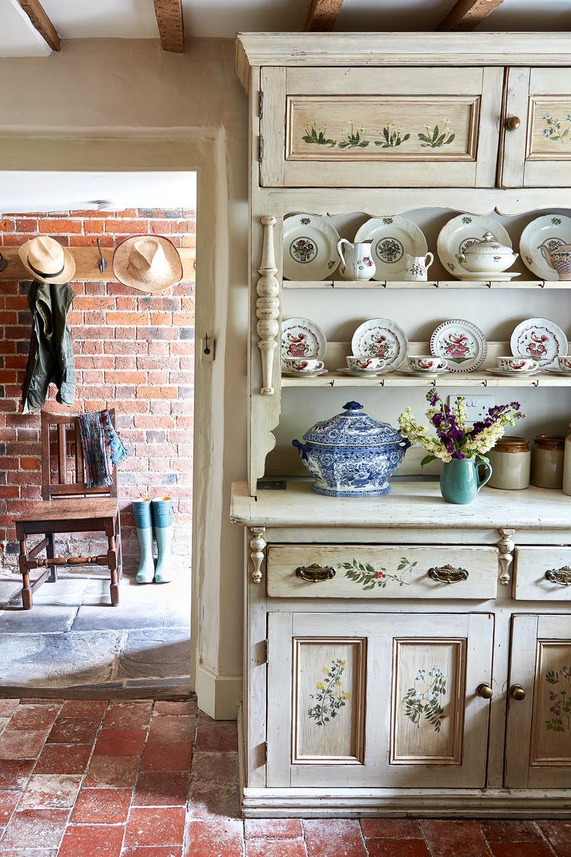 Annie Sloan’s French Farmhouse Is the Ultimate Chalk Paint Transformation