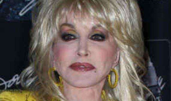 Parton apologizes for Dollywood T-shirt incident 