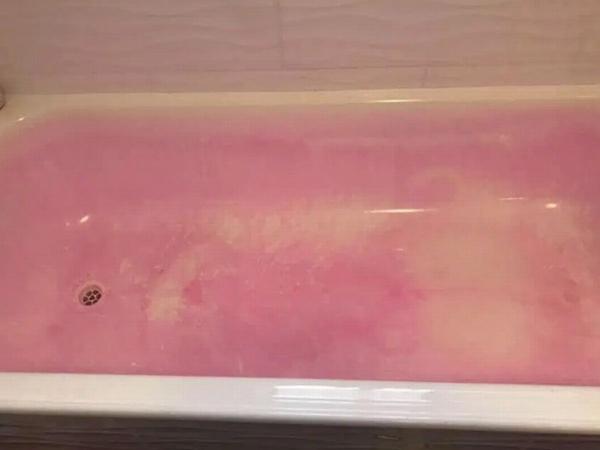 Fuming mum claims Lush bath bomb stained tub pink and no amount of scrubbing will fix it