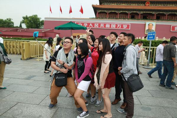 Selfie Sticks banned at most museums — but not here 