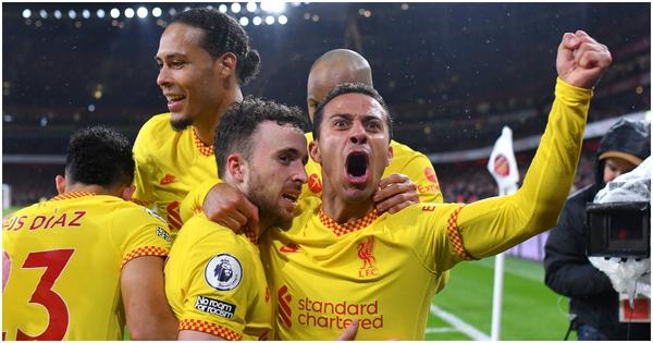 Liverpool sink Arsenal to boost title bid 