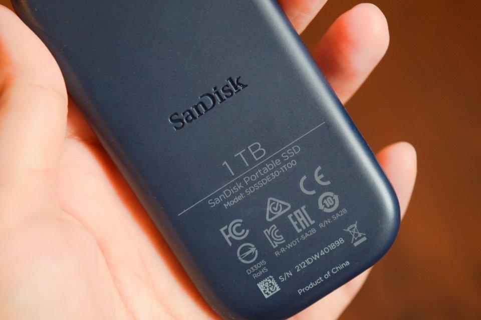  1万円台で買えるSanDiskの1TBポータブルSSDがタフで高性能だった【今日のライフハックツール】 