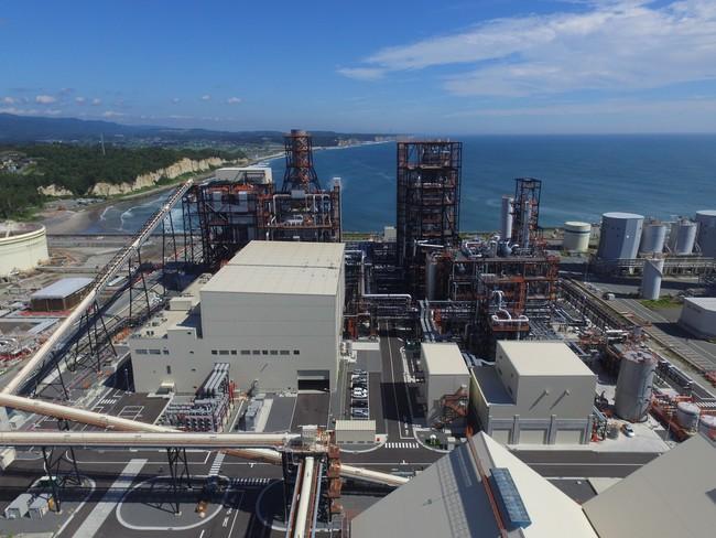 Въглищен газ от Nakoso IGCC Power LLC Company издание | Електронно издание Nikkan Kogyo Shimbun</p><p>Създаване на промишлена инфраструктура и реконструкция на префектура Фукушима, операциите ще започнат на 16 април 2021 г. ◆ Устойчив на висока температура и високо налягане въздушно продухван газификатор на въглища, включващ нашата технология за производство на котли за производство на топлинна енергия Следващо поколение производство на топлинна енергия технология, която допринася за подобрена ефективност на производството на електроенергия, намалени емисии на CO2 и ефективно използване на ресурсите, като същевременно опазва околната среда.Ние завършихме изграждането на съоръжение за интегрирана газификация на въглища с комбиниран цикъл (IGCC) и го доставихме на клиента, Nakoso IGCC Power LLC . Съоръжението ще започне работа на 16 април 2021 г. като високоефективна и чиста търговска електроцентрала, използваща най-модерната в света технология за газификация на въглища. Работили сме върху въздушно продухвано IGCC оборудване, което играе централна роля, включително пещи за газификация на въглища. Този проект използва опита на Nakoso Unit 10 (бившето демонстрационно звено на IGCC) и е най-големият IGCC в света, постигайки увеличение от около два пъти. В сравнение с Nakoso Unit 10, температурата на горене на газовата турбина е подобрена, като е постигната ефективност на производството на електроенергия от 48% (Бележка 2), което е значително подобрение на ефективността. Това съоръжение IGCC газифицира въглища в газифицираща пещ с висока температура и високо налягане, отделя и премахва сяра, сажди и прах и т.н., и използва пречистения газ като гориво за задвижване на газова турбина.Една високоефективна система с комбиниран цикъл е приет, който съчетава парна турбина, която работи с помощта на генерираната пара. В сравнение с конвенционалното производство на топлинна енергия от въглища, ефективността на производството на електроенергия е подобрена и допринася за намаляване на емисиите на CO2, така че се очаква да бъде съоръжение за производство на електроенергия, което отговаря на нуждите на компаниите за производство на електроенергия, които се стремят както към ефективно използване на ресурсите и опазване на околната среда. В допълнение, чрез доставка на основни компоненти като газификационни пещи, оборудване за рафиниране на газ, газови турбини и парни турбини под координацията на Mitsubishi Heavy Industries Group, ние ще предоставим IGCC оборудване с висока производителност и надеждност, които са оптимизирани като цяло. Този проект за изграждане на съоръжение на IGCC от Nakoso IGCC Power G.K. е въплътен в желанието на участващите да допринесат за създаването на индустриална база и реконструкцията на префектура Фукушима чрез предоставяне на най-модерната в света технология за производство на топлинна енергия. Чрез участието си в този проект Mitsubishi Power ще допринесе за ефективното използване на ресурсите, опазването на околната среда и регионалното съживяване чрез разпространението на IGCC, следващо поколение високоефективна система за производство на електроенергия. (Бележка 1) Състои се от четири компании: Mitsubishi Power, Ltd., Mitsubishi Heavy Industries Engineering, Ltd., Mitsubishi Electric Corporation и Mitsubishi Power Environmental Solutions, Ltd. (Бележка 2) Въз основа на нетната ефективност (LHV: стандарт за по-ниска топлинна стойност). Корпоративно съобщение за пресата Подробности PRTIMES горе</p>Източник на информация: PRTIMES Източник на тази версия: https://prtimes.jp/main/html/rd/p/000000235.000025611.html Актуална е към датата на публикуване. Моля, имайте предвид, че подлежи на промяна без предизвестие.</p></div>
                                </p>

                                <!-- Start Post Pagination -->
                                <div class=