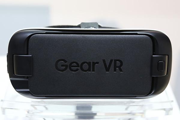 ASCII.jp 映像の没入感が鬼スゴい！ Galaxy S6用の「Gear VR」を速攻レビュー 