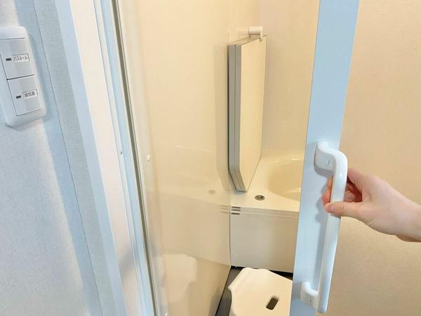 The bathroom door is a sliding door.Report the ease of use and ease of cleaning