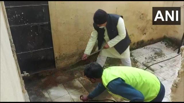 Girl Student Complains Of Dirty Toilet in Govt School. MP Minister Cleans It