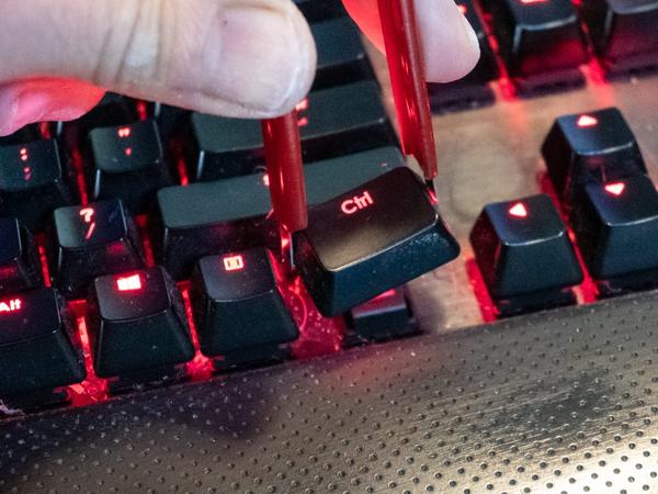 How to clean your mechanical keyboard 