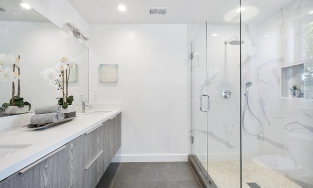 How to clean glass shower doors – a step by step guide for sparkling screens 