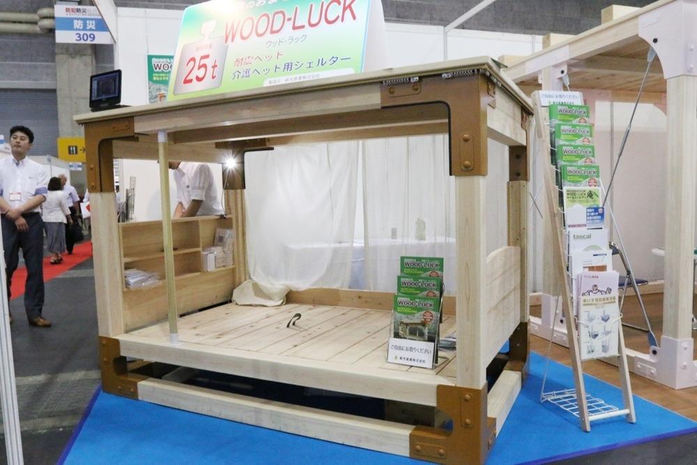 Wooden bed shelter that protects you from the collapse of the house at bedtime