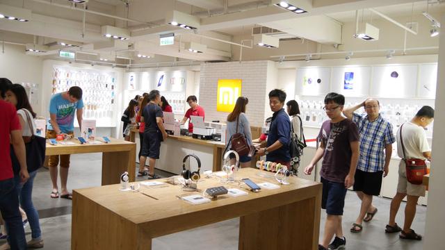 I went to Taiwanese new famous spaces, Taipei Small Yube no Family, where you can get Xiaomi's super cheap smartphone and peripherals.