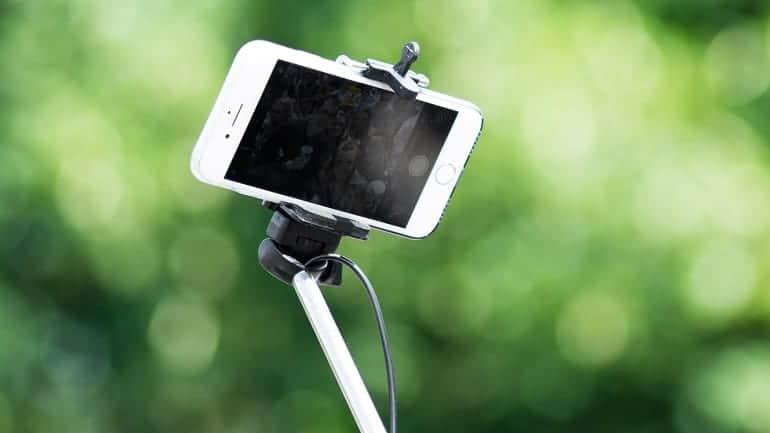 A buyer's guide to smartphone selfie sticks: Which one should you get and why? 