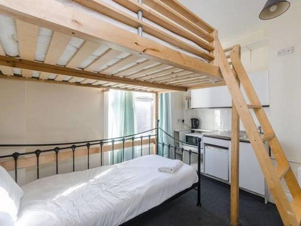 London rent: Studio flat costs £875 a month and the bed is next to the sink 