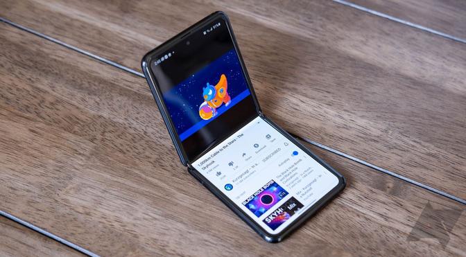 www.androidpolice.com Android 12 comes to the Samsung Galaxy Z Flip 5G in the US