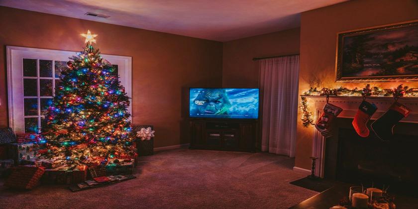 www.makeuseof.com The Best Smart Christmas Lights for Indoor or Outdoor Decoration 