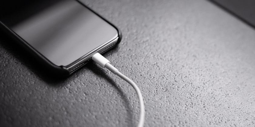 www.makeuseof.com Why Doesn't Apple Want the iPhone to Have a USB-C Port?