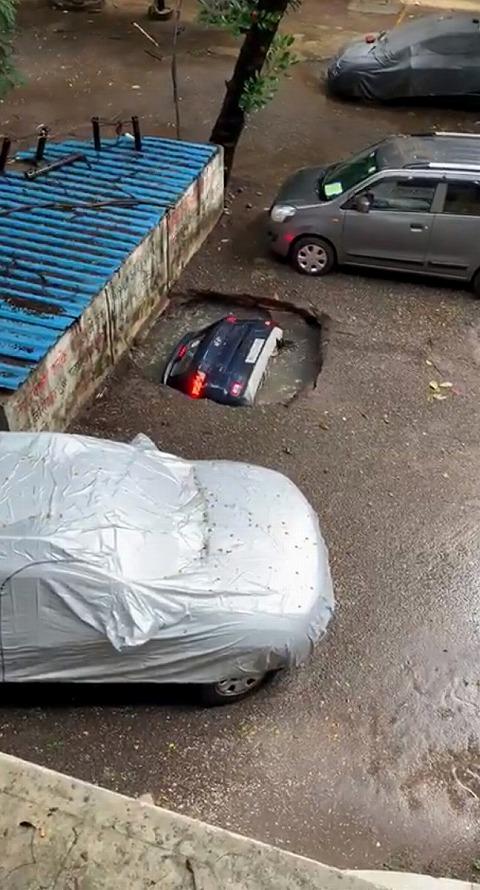 スーッと音もなく　インドで駐車場に停めていたクルマが姿を消す　原因は埋めたはずの古井戸 