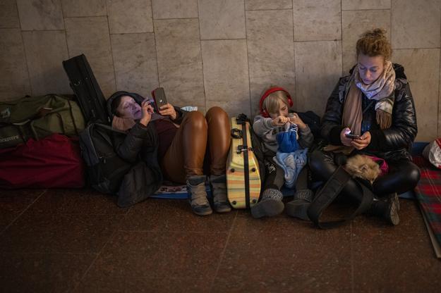 Opinion: In Kyiv, I’m glued to the screens — yet swimming in misinformation