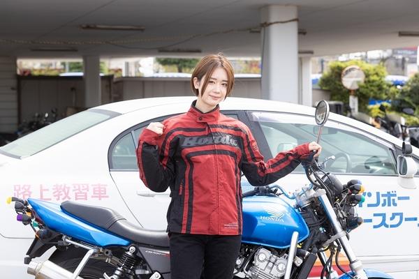 ASCII.jp ついにバイクの免許取得なるか!?　現役モデルが最後の試練・卒業検定に挑む！