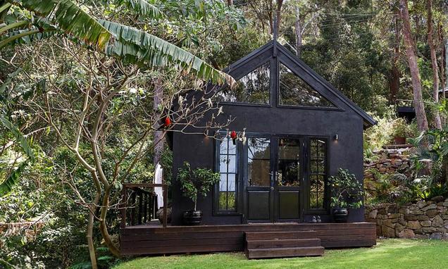 Luxury estate tucked in the rainforest near Austinmer has an incredibly stylish guesthouse