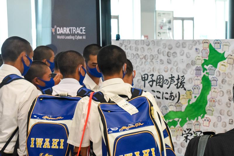 ANA、伊丹空港で甲子園高校野球交流試合に出場の球児にエール。到着便をサプライズのお出迎え 