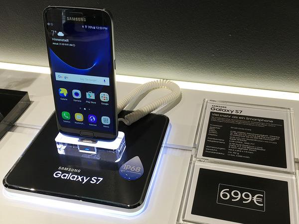 ASCII.jp フランクフルトの高級感あふれるサムスンストアでGalaxy S7を触った！ 