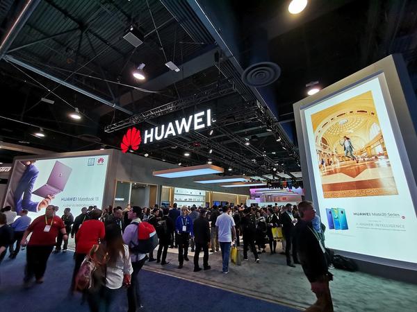 What is the highlight of the Huawei booth that was so crowded that it didn't feel the effects of the US and China friction?: CES 2019