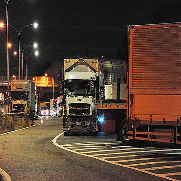 深夜のPA・SAで目立つ多数のトラックによる駐車問題 その背景とは 夜の高速道路にあふれるトラック どうしてこうなった？ 駐車マス増も解決ならず