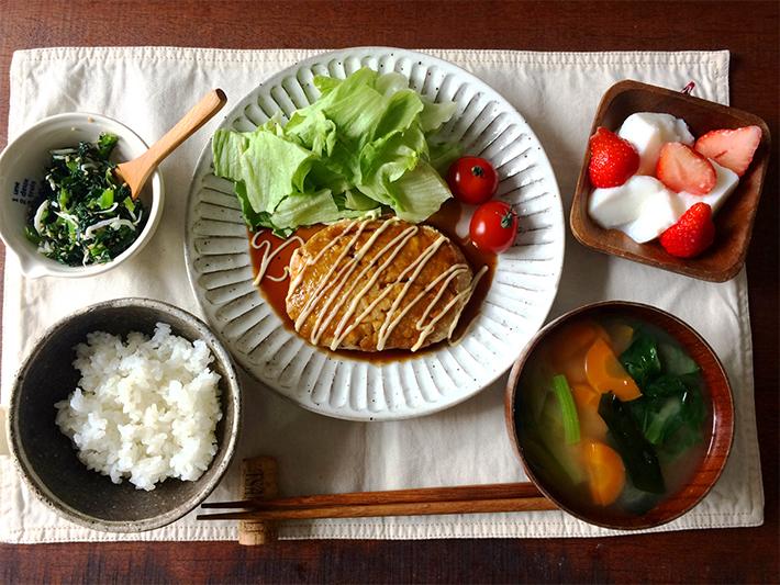  骨粗しょう症予防に。簡単！サバ缶豆腐ハンバーグと小松菜ふりかけの献立-気楽においしく、病気の予防レシピ-syunkonからだに優しいごはん（山本 ゆりさんコラム-第3回）