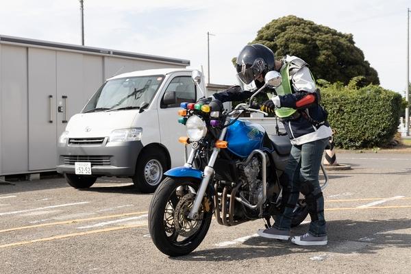 ASCII.jp 目指せバイク免許！ 現役モデルの前に恐怖の一本橋やスラロームが立ちはだかる 