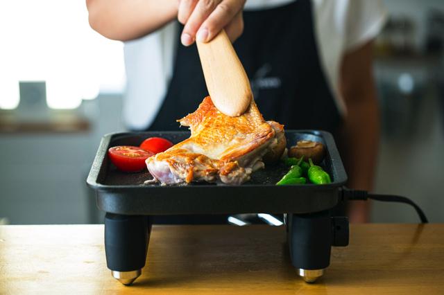 ホットプレートに革命起こる！ 3mmの極薄プレートでしっかり焼ける「abien MAGIC GRILL」 