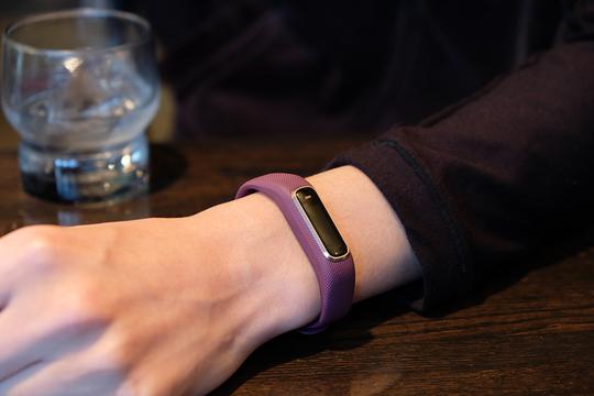 この最新トラッカーは｢残りHP｣がわかってしまう：Garmin vívosmart 4レビュー 