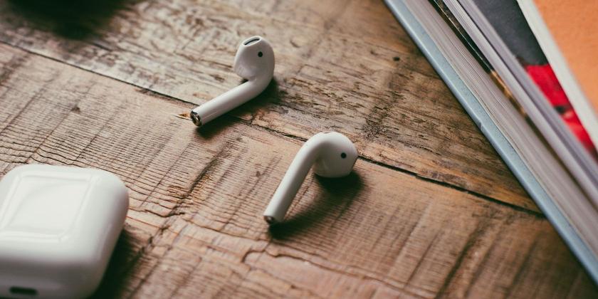 www.makeuseof.com Yes, AirPods Work With Android: But Here's the Catch!