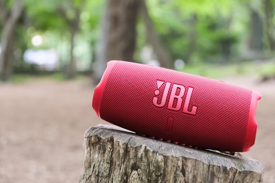 I thought outdoor speakers were fun outside.JBL "Charge 5" is very satisfying even if you use it at home