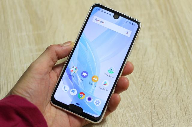 シャープの小型SIMフリースマホ「AQUOS R2 compact SH-M09」を写真と動画で紹介！ダブルノッチの縦長5.2インチFHD+液晶やS845、4GB RAM、防水、FeliCaでより高性能・多機能に【レビュー】 - S-MAX