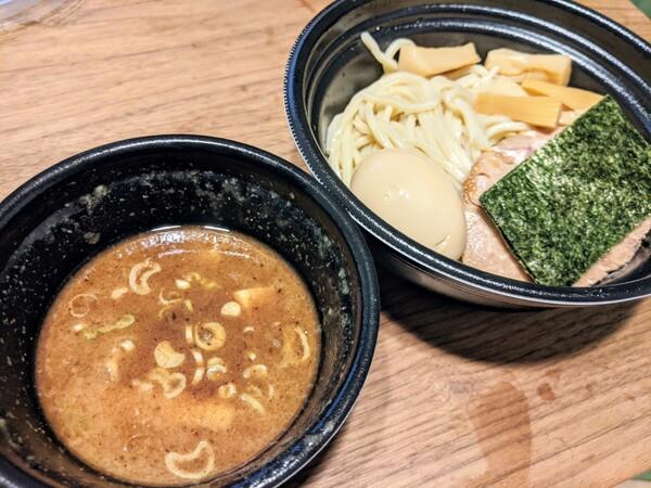 ASCIIグルメ ボリュームたっぷり！「三田製麺所」の「全部のせつけ麺」を家で食べて梅雨を迎え撃つ！