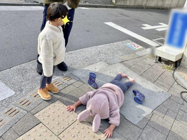 「お菓子買ってぇぇ！」　イヤイヤ期2歳児の見事な「土下寝」アピールに12万いいねの大反響